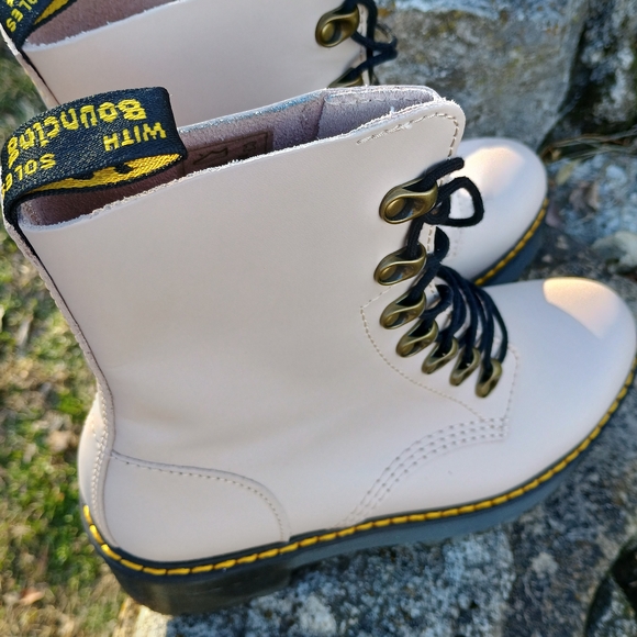 💣 Ah-MaZiNG 💣 Dr. Martens, NWOT, Sz. 9, "Leona" lace-up leather boots, Docs - Picture 7 of 16